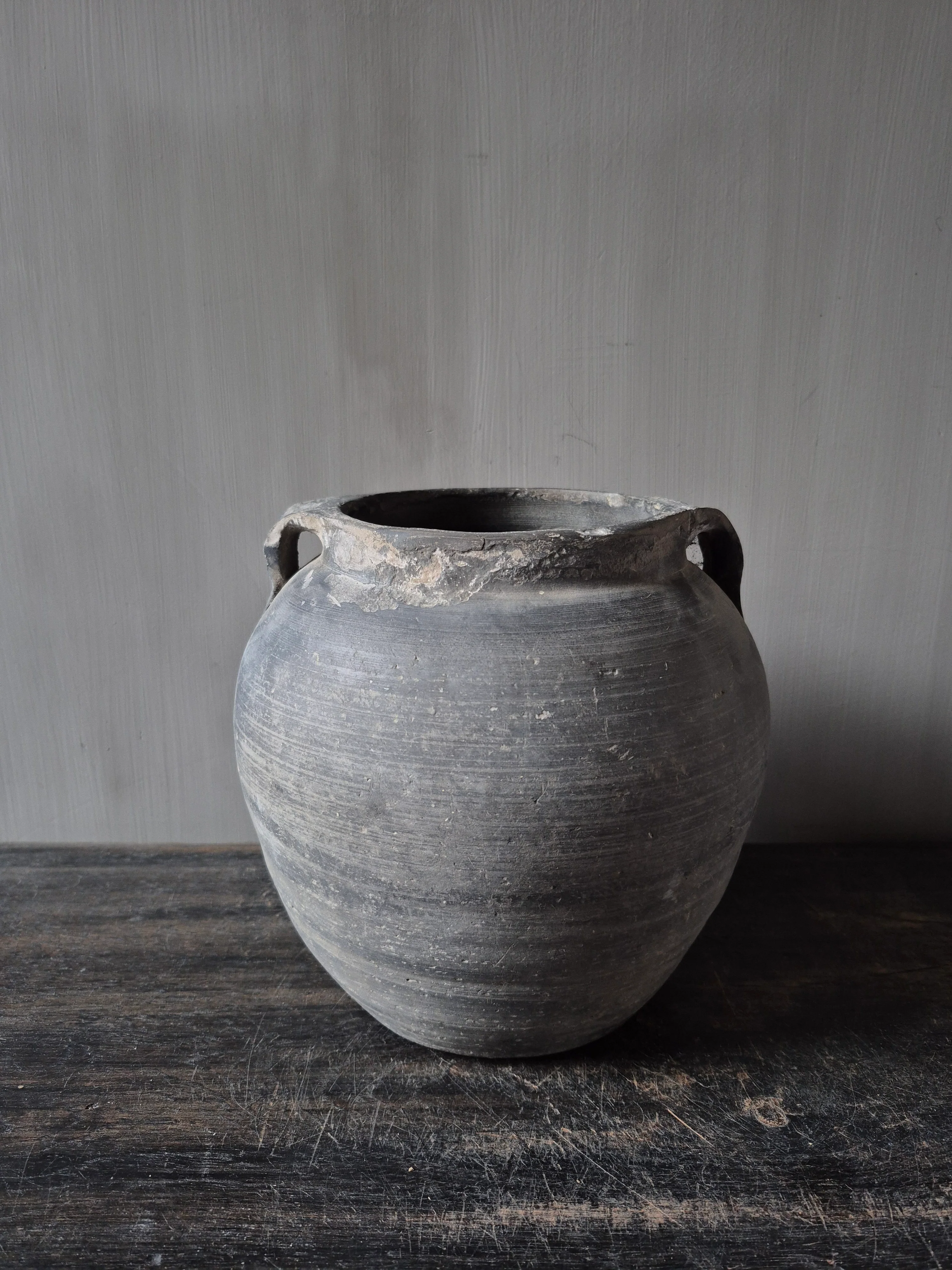 Grijze terracotta kruik met 2 oren (A11)