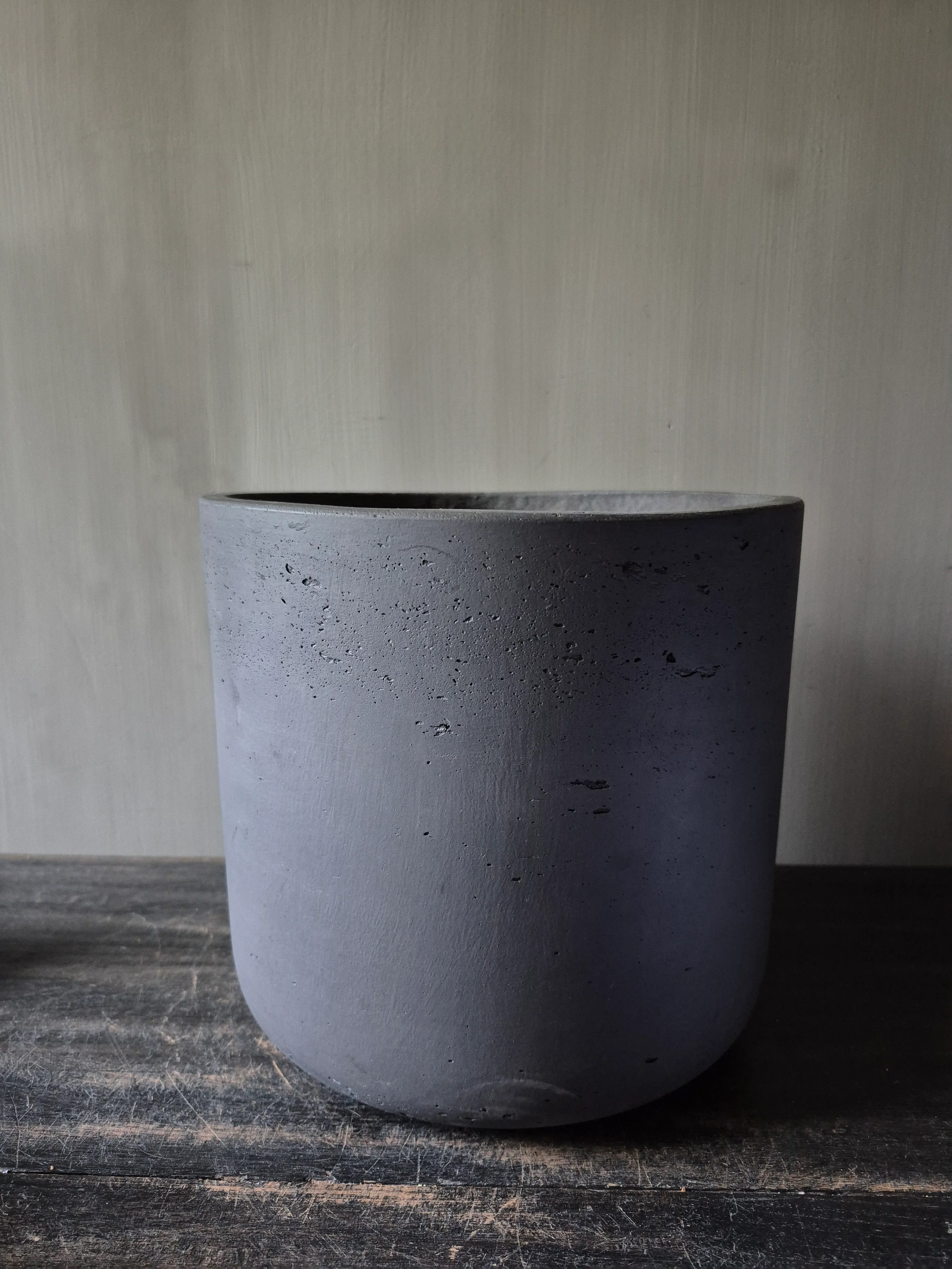 Donkergrijze aardewerk pot